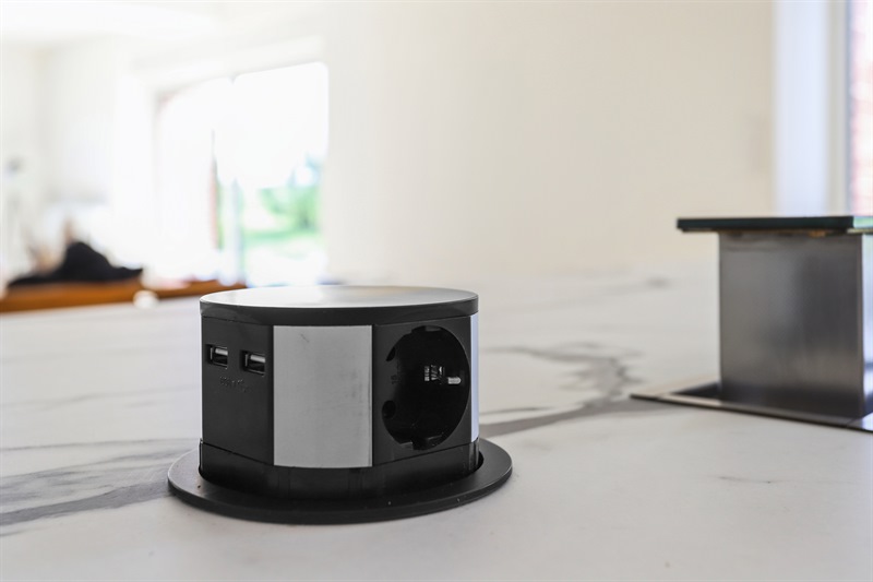 Cuisine ouverte de style industriel bois et noir à Cornille | Raison Home